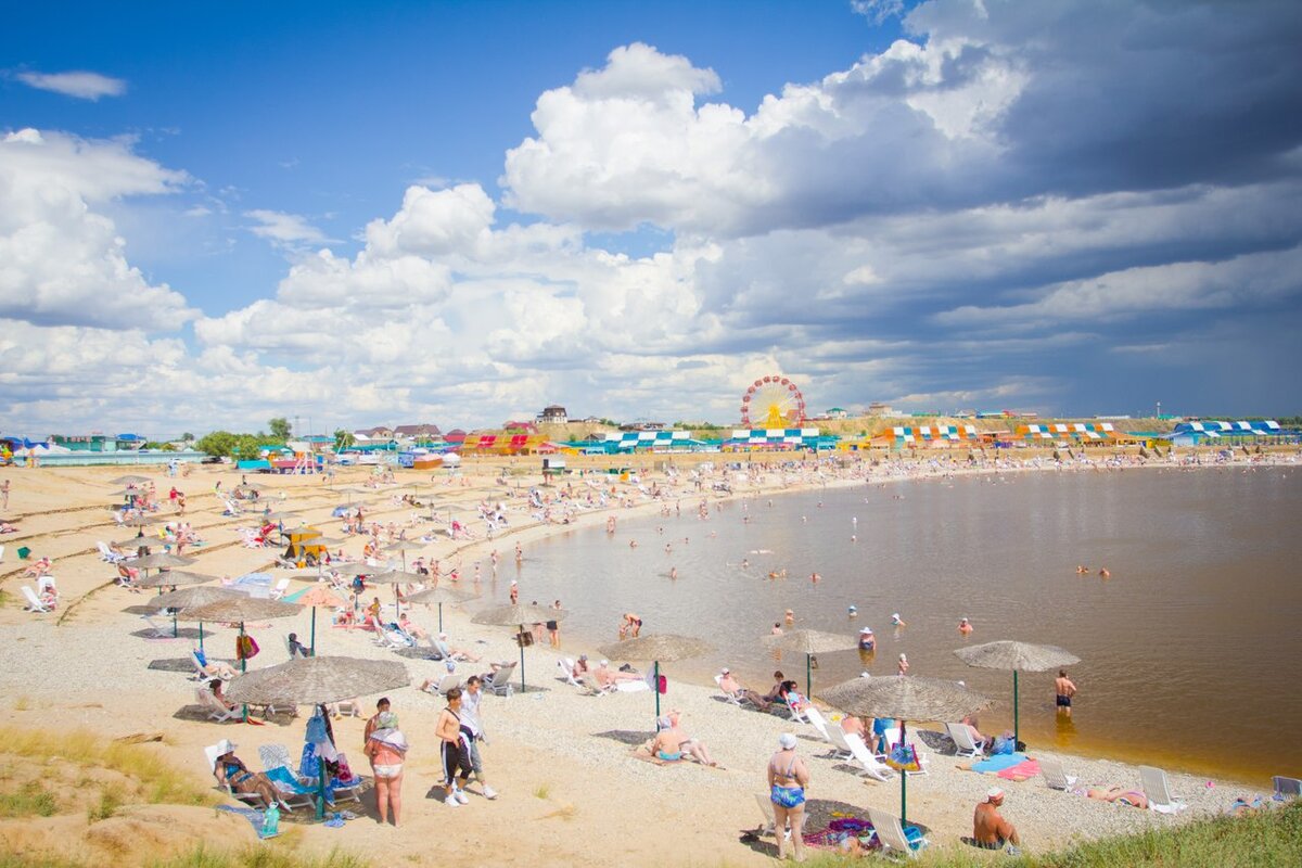 Сильно солёное озеро "Развал", вода в этом озере, в прямом смысле держит Вас на воде и не дает утонуть. Это отличная возможность научиться плавать!