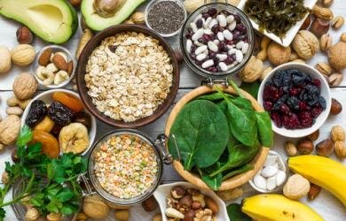 Магний — необходимый для нас минерал, который помогает правильному протеканию сотен важных метаболических процессов в организме, включая те, которые контролируют работу мышц и нервов. Он помогает сохранить кости крепкими, сердце — здоровым, поддерживает нормальный уровень сахара в организме. Магний мы получаем из многих пищевых продуктов и напитков, но иногда требуется добавить магния в организм, и тогда врач может рекомендовать прием его в виде добавок.