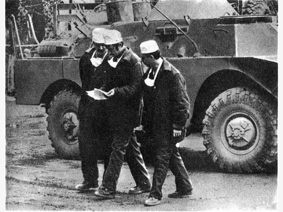 Химическая машина разведки обладала специализированными средствами, отличающими ее от "обычной" БРДМ-2.  Так,приборы ИМД позволяли определять уровень гамма и бета излучения не выходя их машины. Для определения уровня облучения, в колесной нише располагался блок БИО-5.  