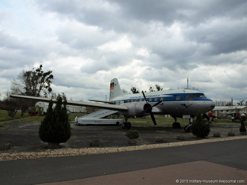 2. Перед музейным корпусом стоит, как я уже отмечал, наш Ил-14П местного (Made in GDR) производства. Небо довольно хмурое