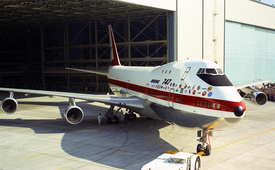 Первая выкатка Boeing-747-100 на заводе в Эверетте, 30 сентября 1968 года. Фото: архив Boeing