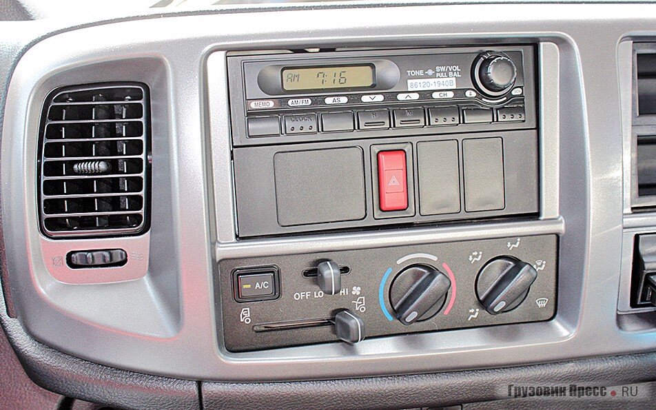 Эргономика рабочего места на высоком уровне, всё удобно и на своём месте, а в движении ещё и тихо, и никакой вибрацииОрганы управления комфортным климатом: симбиоз рычажков и «крутилок»1 / 3