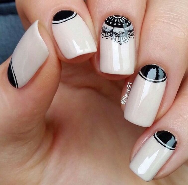 Для мехенди-маникюра достаточно использовать два оттенка лака. Чаще всего мехенди-маникюр выполняется с помощью черного и бежевого цветов.