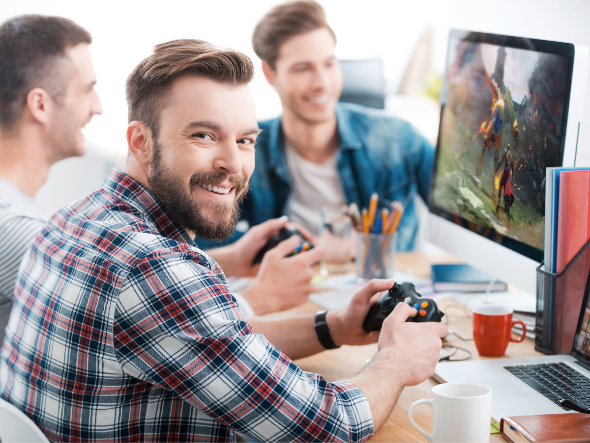 Тимбилдинг в офисе. Человек с ноутбуком. Настольная игра офис!. Люди обсуждают бизнес. Тимбилдинг в офисе.