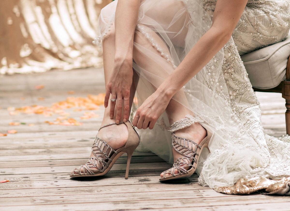   Комфорт на свадьбе, складывается из множества мелочей.      Свадебные туфельки, жмут ножку.  Итак свадьба приближается, она неизбежна это обязательно произойдет.