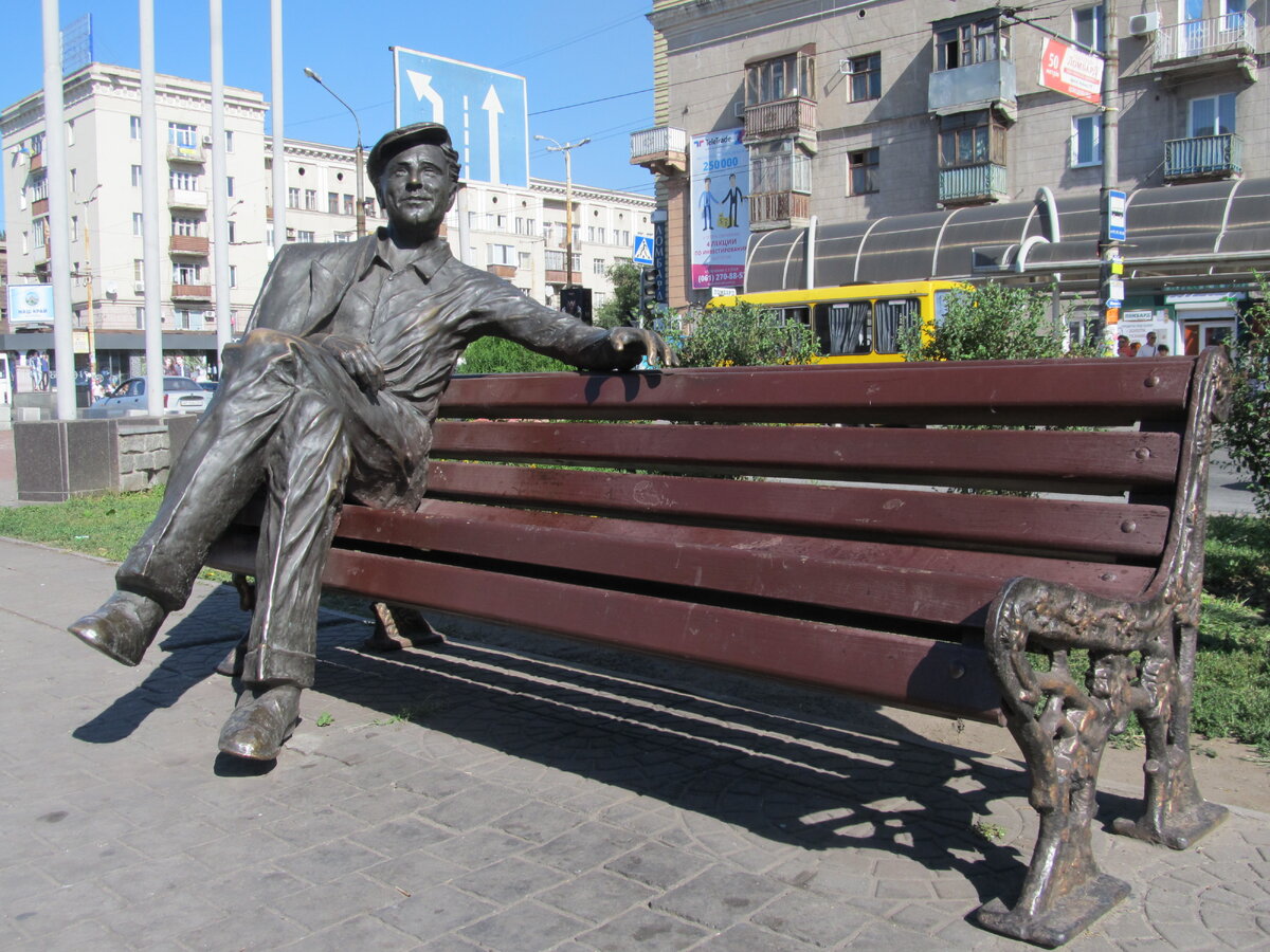 Памятник сталевару Саше Савченко