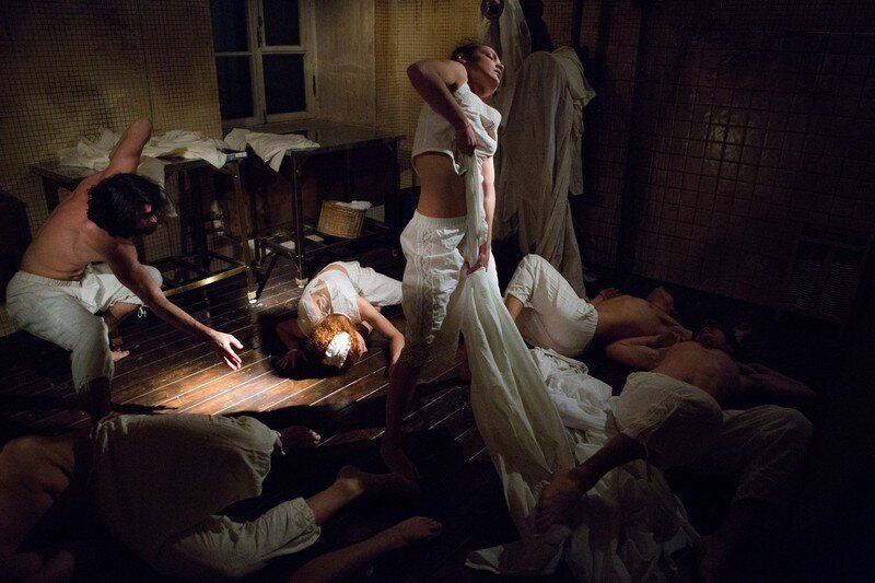 Вернувшиеся, сцена в прачечной