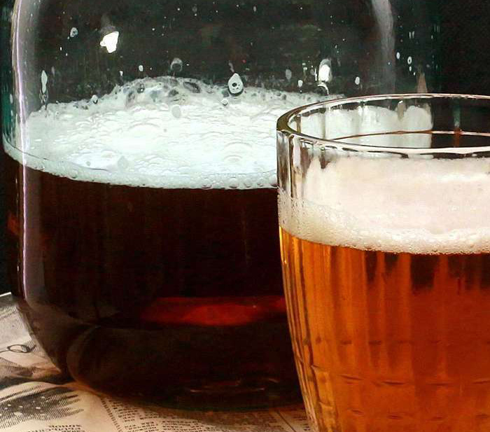 Банка с самодельным пивом и оно же перелито в кружку