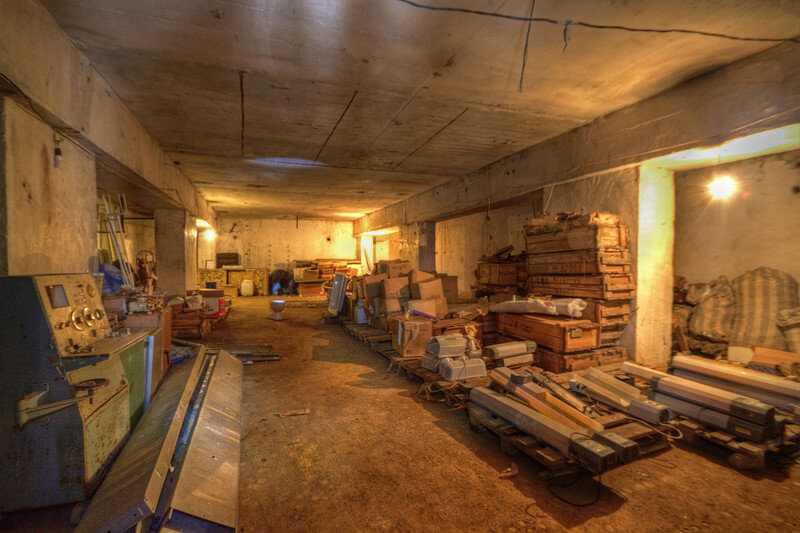 Забытое и почти брошенное большое убежище защищённого стационара нетранспортабельных больных на территории одной из Дальневосточных горбольниц. Как и многие другие убежища, это плохо пережило 90-е годы, а в 2000-х его стали использовать под склад старого списанного и ненужного больничного барахла.