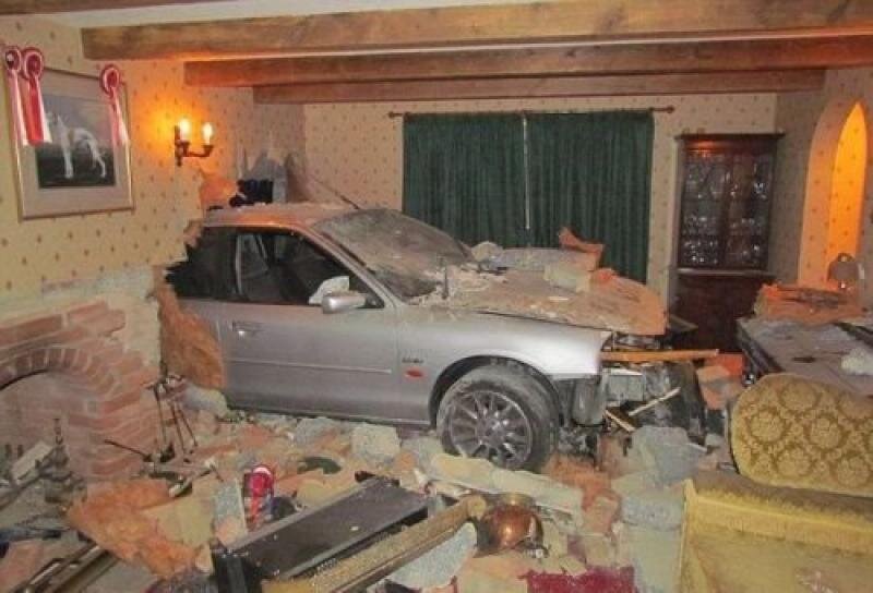 машина заехала в дом. машина въехала в дом. машина въехала в дом. машина влетела в дом в бурятии. автомобиль на стене.