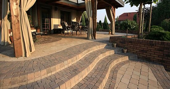 Крытая мощеная терраса