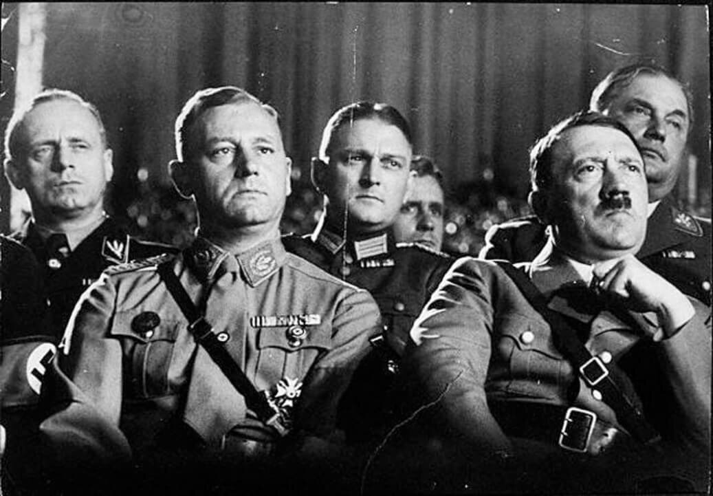 Гитлер и его окружение смотрит кино. Источник: military.com