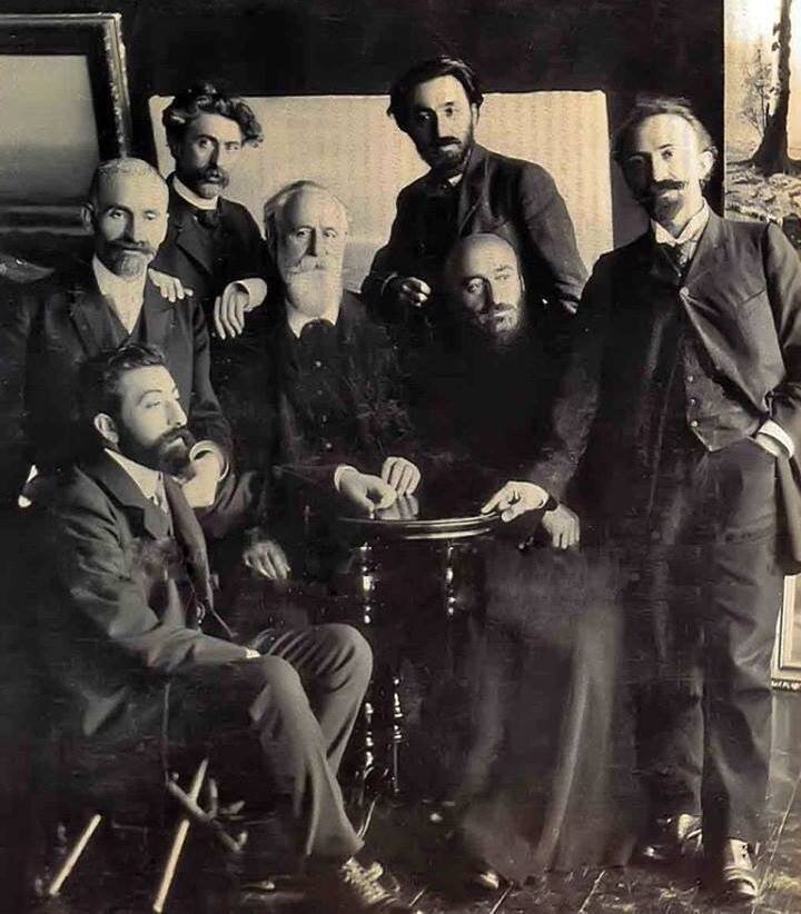 Слева направо: Аветик Исаакян (сидит), Ованес Туманян, Геворк Башинджагян, Газарос Агаян, Вартанес Папазян, Комитас, Аршак Чобанян | ok.ru