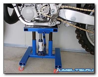  
С приближением зимы много мотолюбителей приступят к консервации своих мотоциклов в гаражах. Здесь важным моментом является то, что железный конь должен простоять в гараже без риска падения. Чтобы не случилось подобных неприятных сюрпризов, когда вы обнаруживаете свой мотоцикл распростертым на полу, в котором сломаны рычаги, следует использовать центральные подставки под мотоцикл. Кроме того, они дают возможность в любой момент обслужить транспортное средство.
