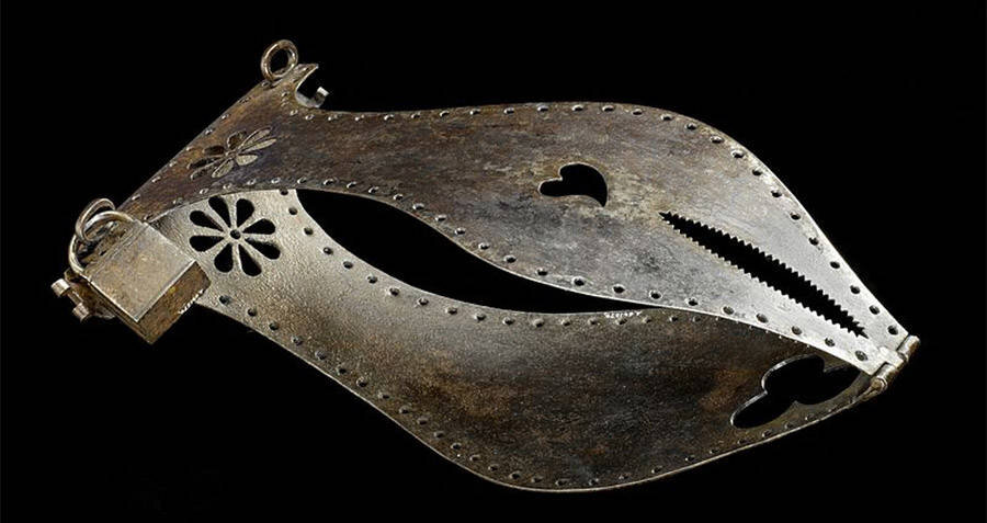 Железный пояс верности. Документация, связанная с этим объектом, утверждает, что он может датироваться 1500-ми годами, но более вероятно, что он был сделан в 1800-х годах.