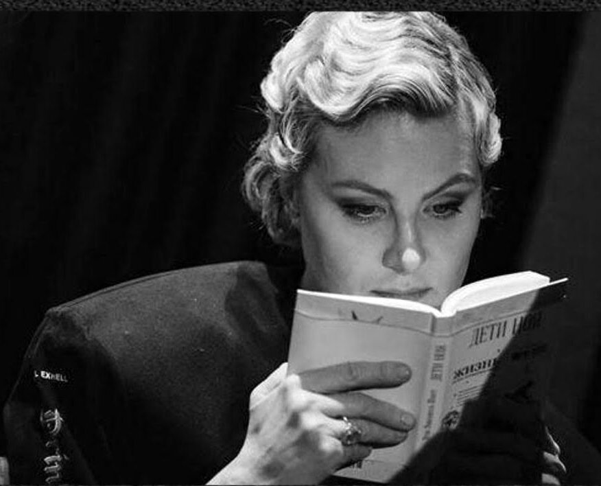 Эта актриса и режиссер – заметная фигура не только в России. Об эксцентричности Ренаты Литвиновой ходят легенды, но сегодня не об этом. Актриса – страстная читательница. Ее главный бек-граунд – классика, причем в одинаковой степени она любит русскую и зарубежную. Итак, шесть книг от Ренаты Литвиновой!