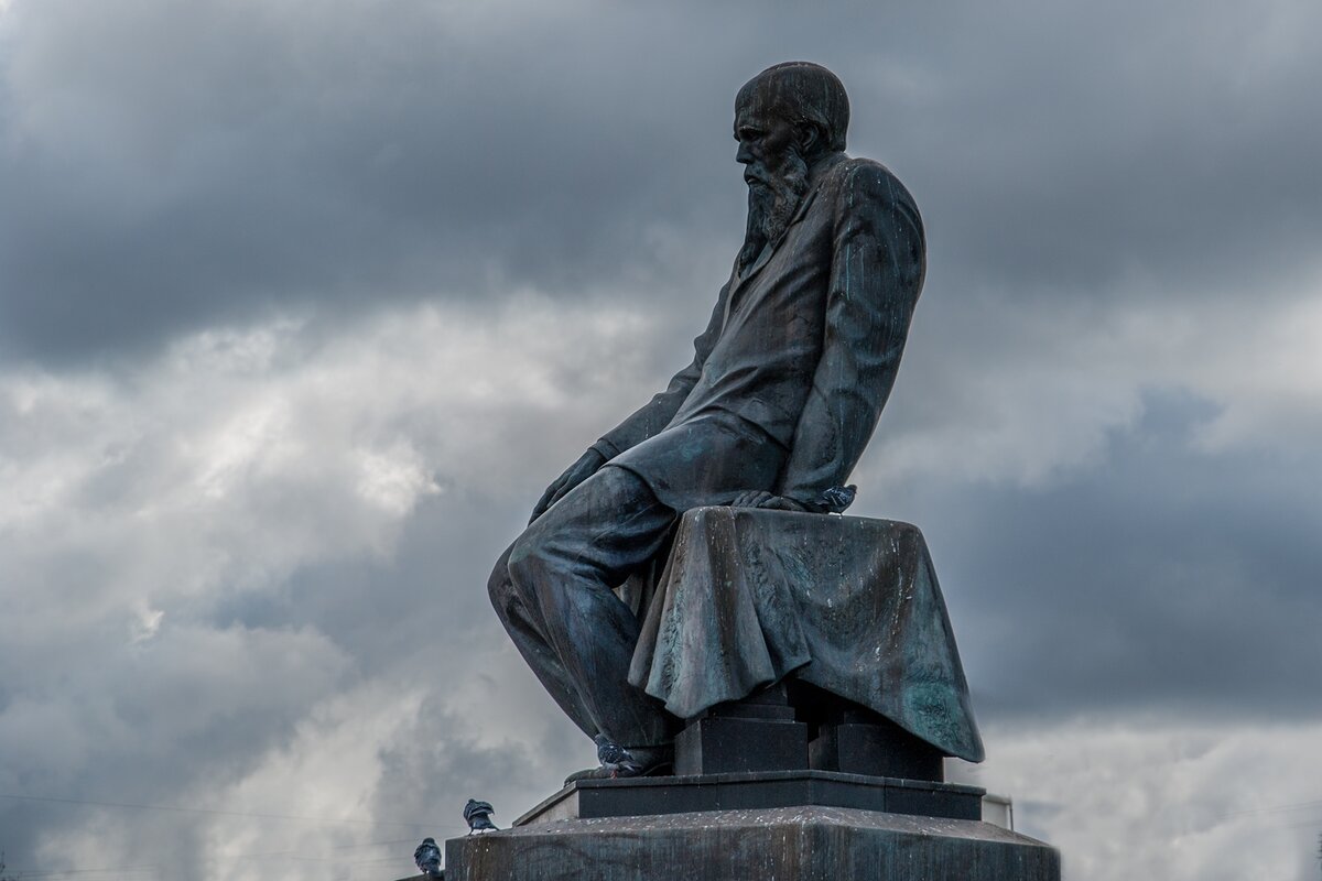 Памятник Достоевскому у Ленинской библиотеки