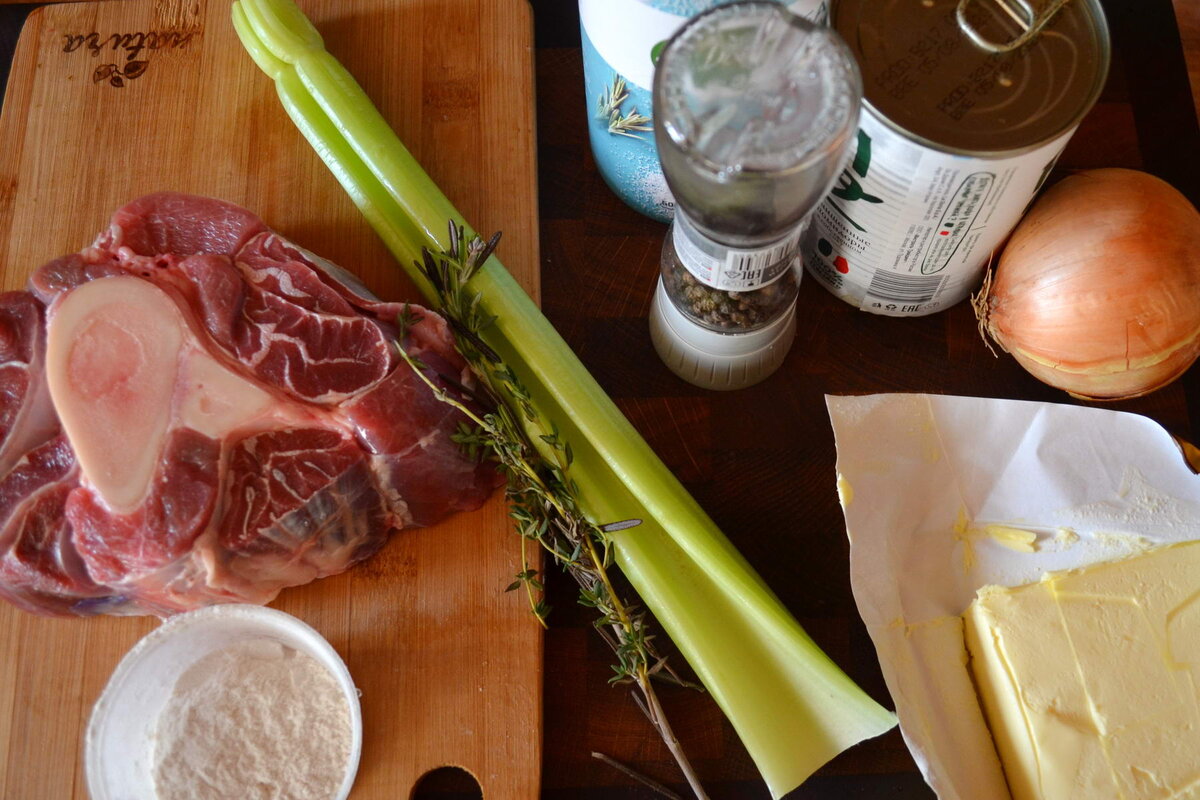 Не сфотографировал вино, но по оригинальному рецепту оно здесь должно быть. Или бальзамический винный уксус.