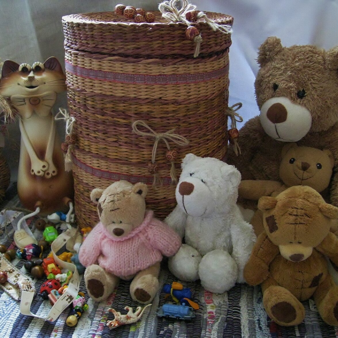 Короб сплетен из бумажной лозы