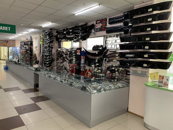                                                          Витрины и решетки в автомагазине