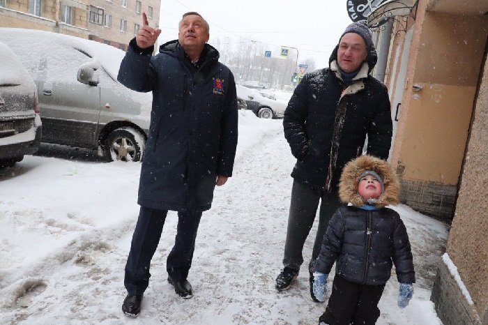 Александр Беглов во время обхода Фрунзенского района. Фото правительства СПб 