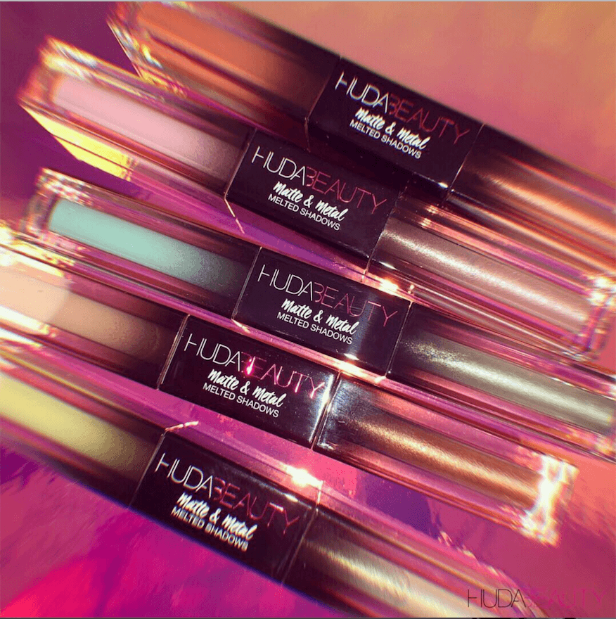 Melted Shadow представляют из себя двухсторонний флакон с двуми оттенками жидких теней в разных формулах. С одной стороны высокопигментированные вельветого матовые тени и с другой стороны – шиммерная формула с глиттером, идеально комплементарные друг другу.