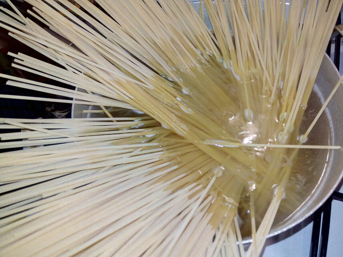 Вода кипит - спагетти варятся