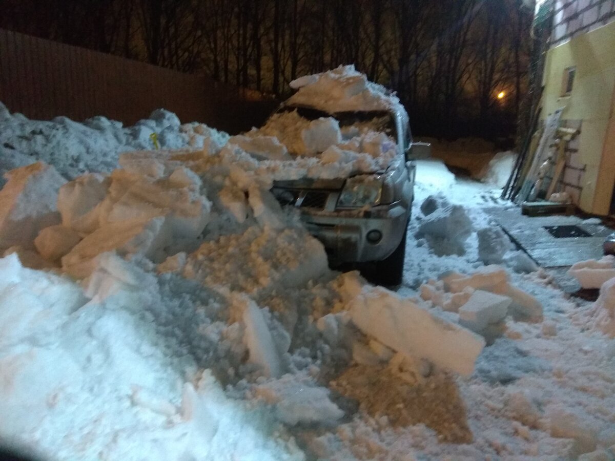 Вышли мы с мужем на улицу и принялись расчищать снег. Только когда очистили машину, поняли масштабы трагедии.