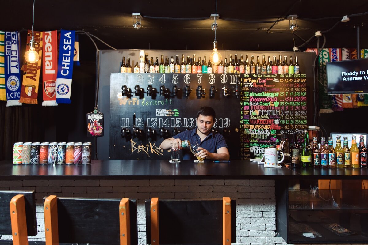 Бармен Дима работал в пивоварнях Zavod и Seven Hills, а сейчас стоит за стойкой