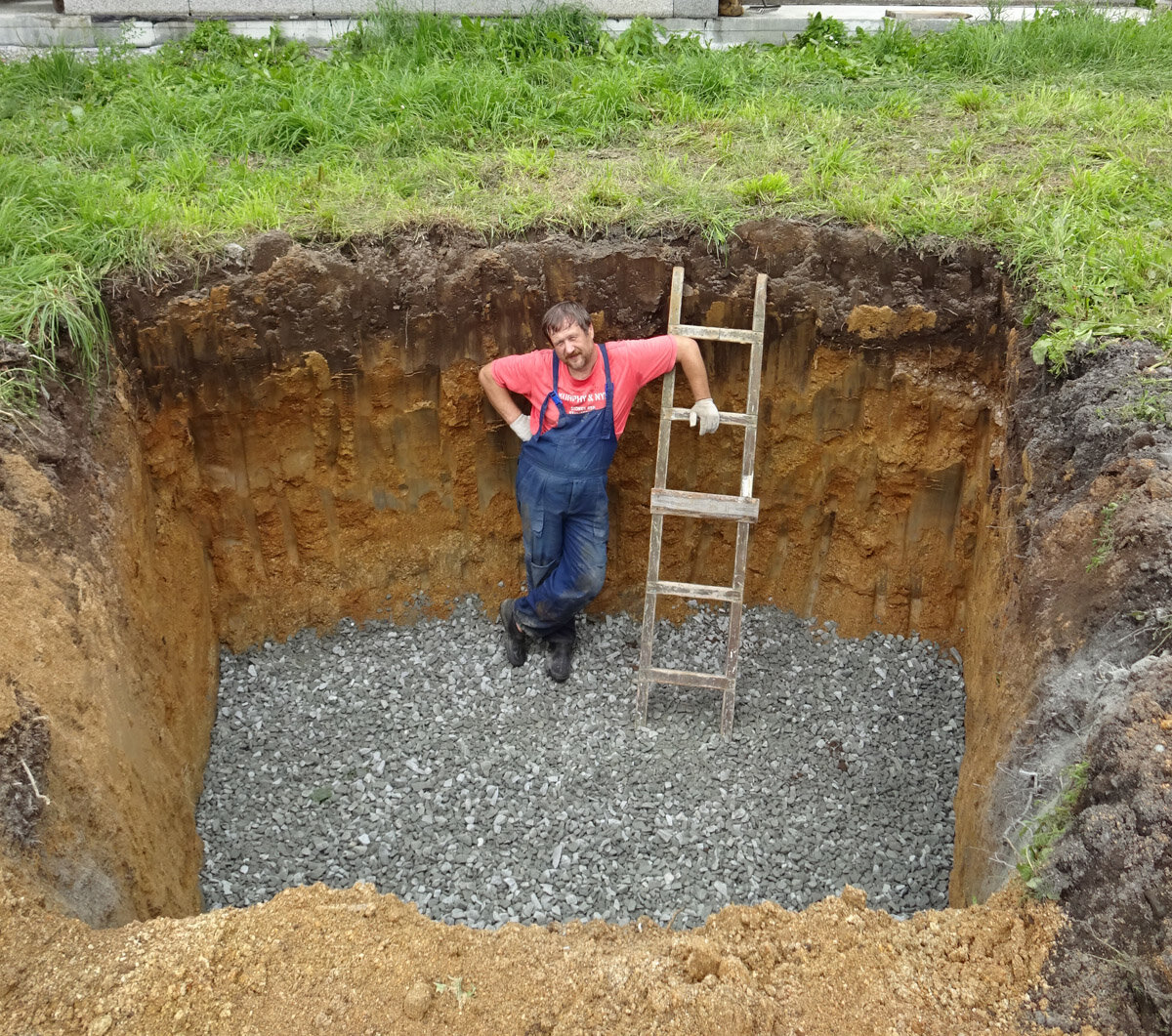 Место для будущего септика. На дне слой щебня. Всё готово к монтажу.