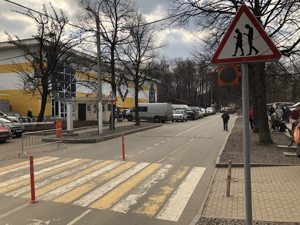 Также по тротуарам люди часто идут в наушниках, не слышат вас и целиком поглощены своим смартфоном.