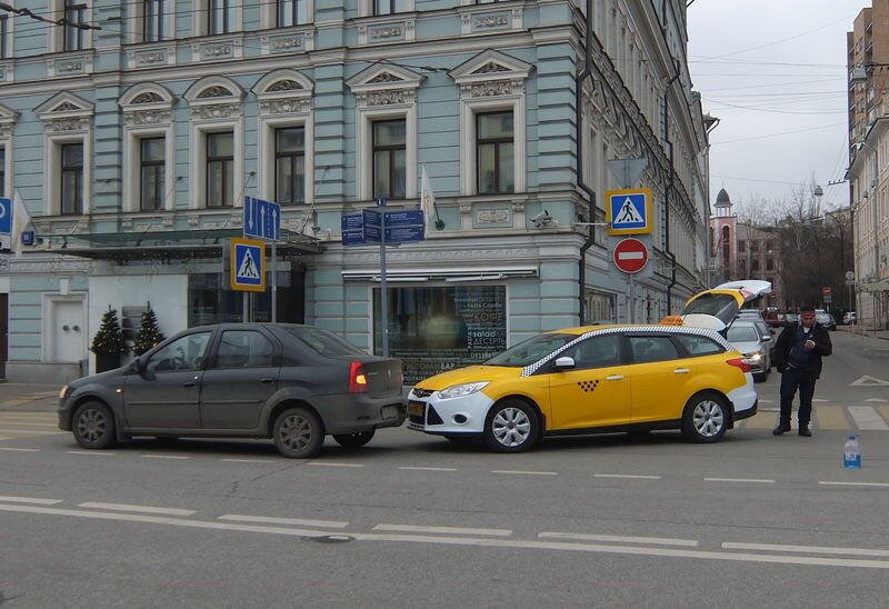 Типичный недосмотр: таксист, поворачивая из переулка направо, смотрел налево и не увидел, что Logan решил пропустить пешехода.