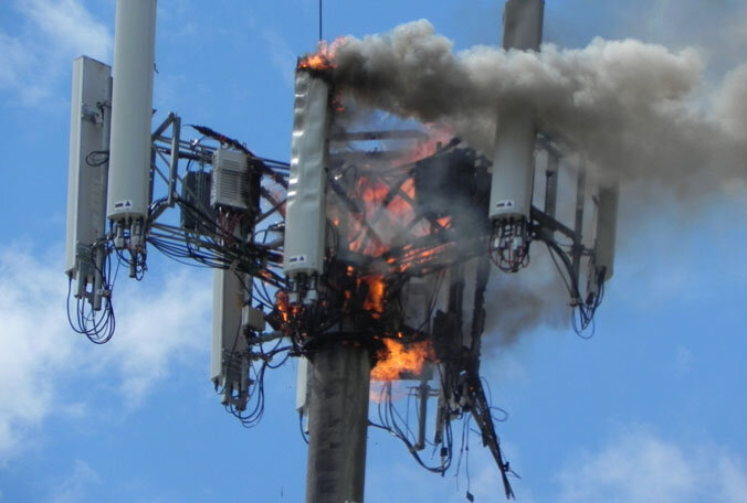 Тем временем Китай готовится стать четвертой страной с новым стандартом связи уже в ближайшие месяцы. «НУ, БУДЕТ ИНТЕРНЕТ В 10 ИЛИ 100 РАЗ БЫСТРЕЕ, И ЧТО? ВИДЮШКИ И СЕЙЧАС МОЖНО СМОТРЕТЬ. НАФИГА БЫСТРЕЕ?» 5G — не только очень быстрый доступ в интернет, но и очень маленькие задержки (ping): менее 1 миллисекунды. Это создает ряд новых применений для мобильной передачи данных.

Вот, например, беспилотные летательные аппараты: теперь дроны смогут летать не в радиусе действия пульта ДУ, а в зоне действия всей сотовой сети, а пилот будет сидеть где-нибудь в помещении в VR-шлеме.

Или собственно VR-шлемы: для рендеринга фотореалистичного изображения, при котором ты действительно чувствуешь себя в виртуальной реальности, а не в компьютерной игре из девяностых, нужны очень мощные и прожорливые компьютеры, которые в VR-шлем не встроишь никак — с ним тогда даже голову будет не поднять.

С 5G шлем будет только отслеживать перемещение человека в пространстве и наклоны его головы и в реальном времени передавать координаты в облако. В облаке будет обсчитываться картинка, которая мгновенно «прилетит» обратно на шлем. Суммарная задержка — менее 20 мс, то есть, никаких «лагов» вы не заметите, и никаких проводов: хоть по улицам в этом VR-шлеме гуляй. И это не фантастика, действующий прототип такого шлема показали на недавней конференции в Гонконге.

Еще одна реальность с 5G, причем не виртуальная — роботизированный транспорт. Технологии C-V2X позволят автомобилям в режиме реального времени «общаться» друг с другом, а также с элементами дорожной инфраструктуры, например, светофорами, и, конечно, пешеходами. В конечном итоге вообще не будет никаких аварий из-за того, что кто-то зазевался и кого-то не пропустил — на дорогах воцарится идеальный порядок. А что думаете вы по этому поводу!?  