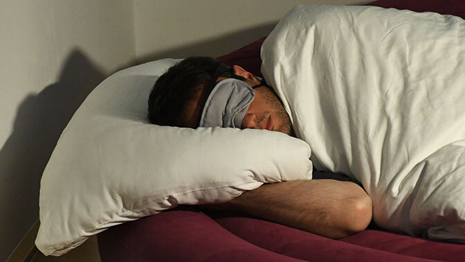 Спать рекомендуется либо в полной темноте, либо с повязкой на глаза. Даже закрытые, наши глаза продолжают улавливать свет, а это снижает выработку гормона сна. Отсюда и снижение качества сна.