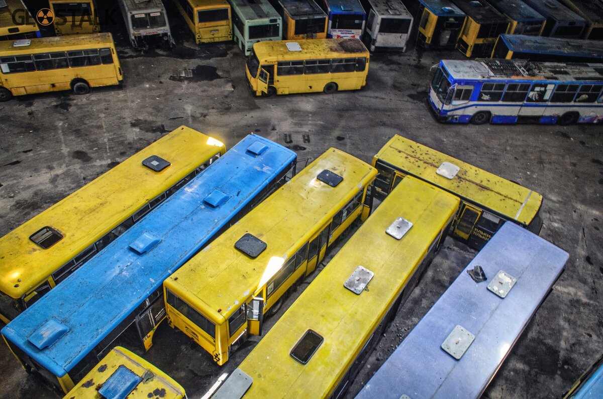 Нашёл сотню заброшенных автобусов под бетонным куполом! Откуда они здесь?