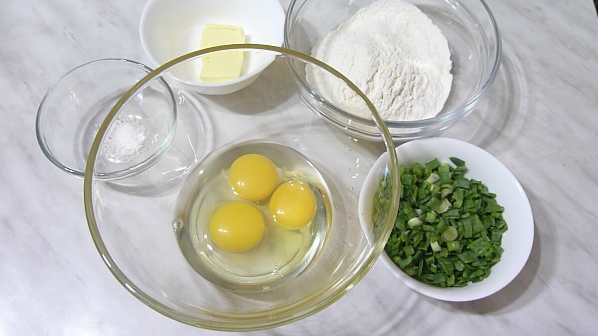 Сначала, как и для шарлотки, в яйца я добавляю щепотку соли  взобью их в хорошую пену. 