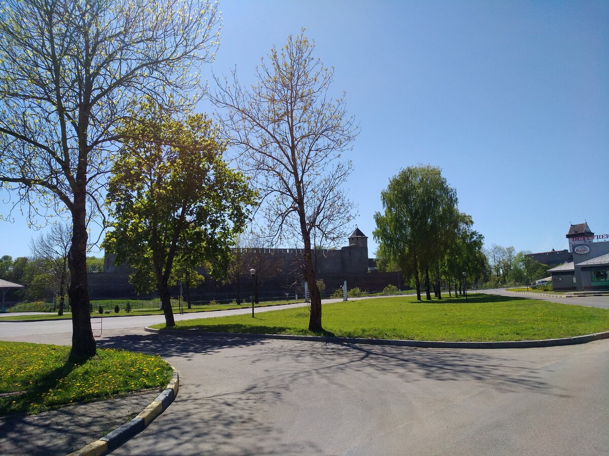 Слева - Ивангородская крепость, справа - Нарвский замок. Фото автора.