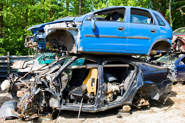 Автопарк или свалка разбитых автомобилей