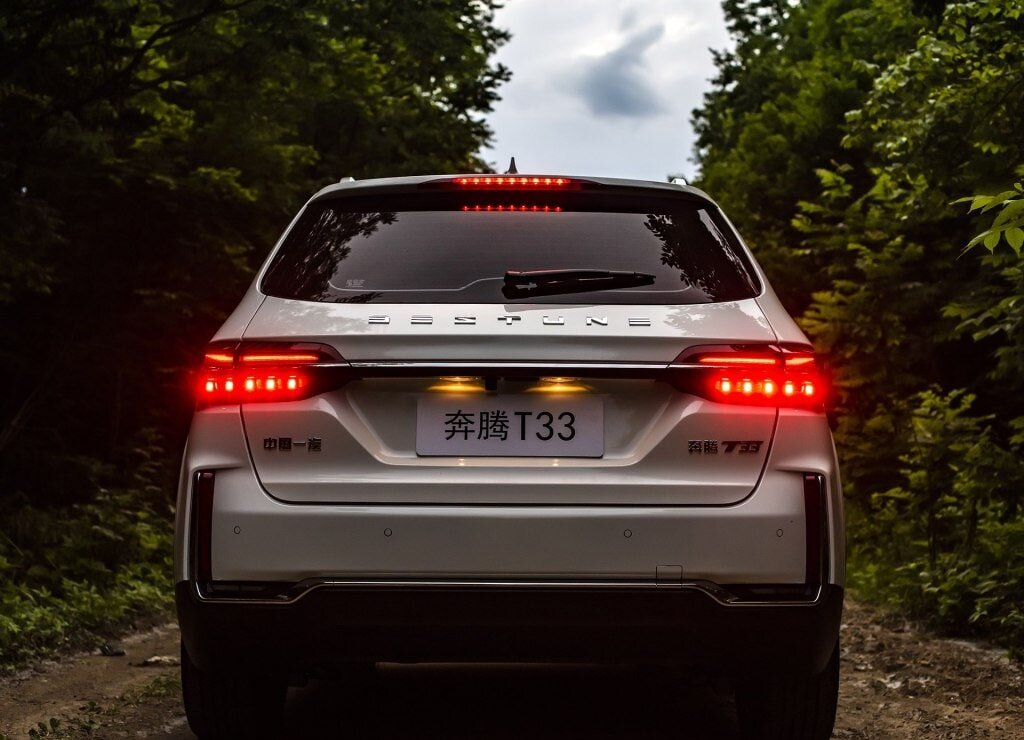 Габариты авто чем-то схожи скажем с Hyundai Creta, но побольше 4330 мм в длину, 1780 мм в ширину, 1680 мм в высоту, с 2600 мм колесной базы. Колёса - 215/55 R17. 
