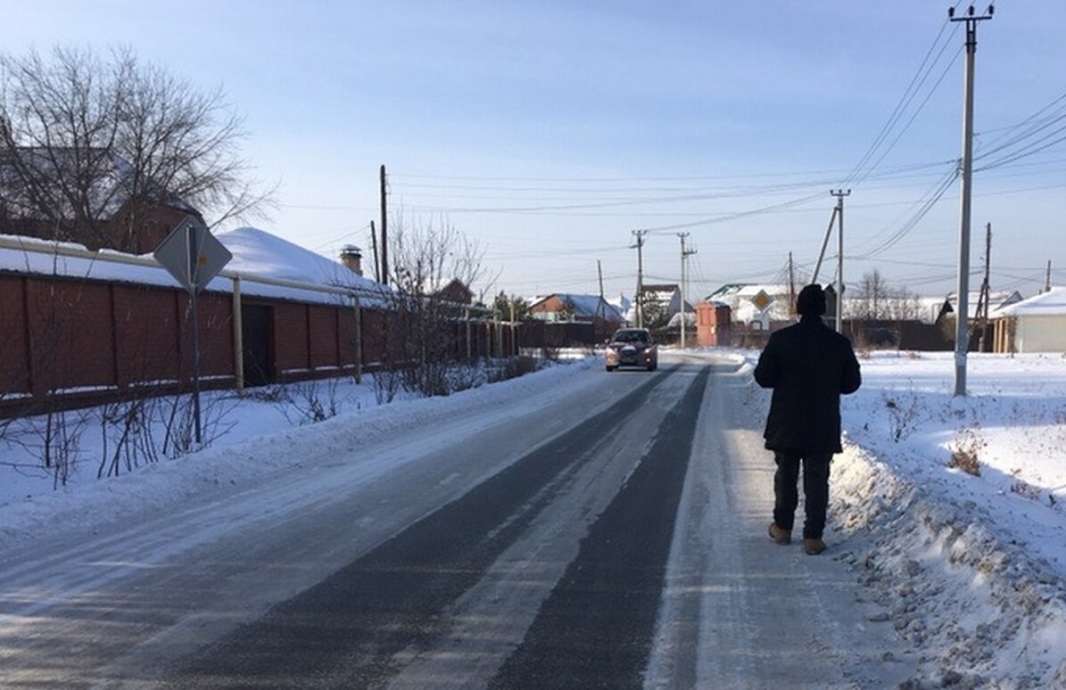 В Арамиле подростка хотят поставить на учет в инспекцию ПДН за то, что он  шел домой пешком по краю проезжей части | Страна.ЛАЙФ | Дзен