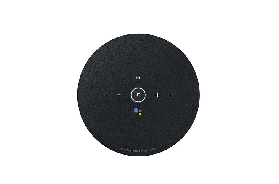 Вместо «Алисы» международная версия отвечает с помощью Google Assistant. 