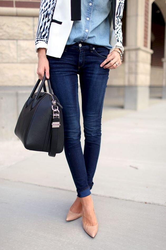 Темно синие джинсы женские с чем носить