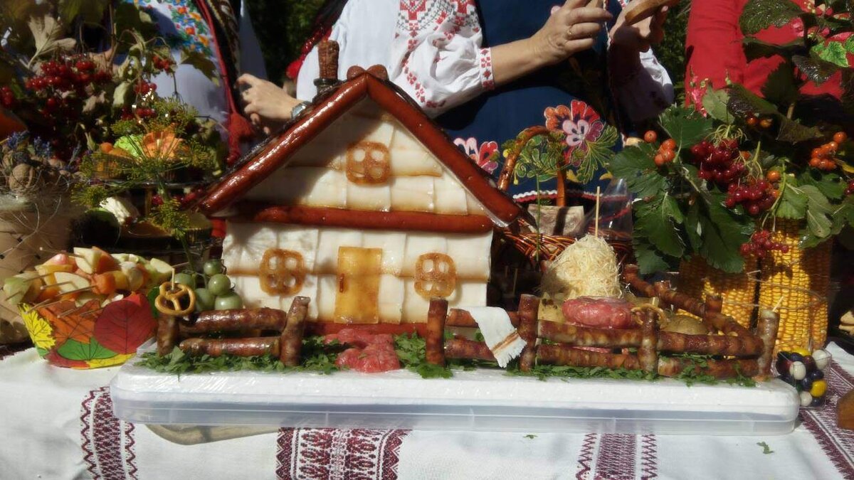 Пышное застолье и домик из сала и колбас