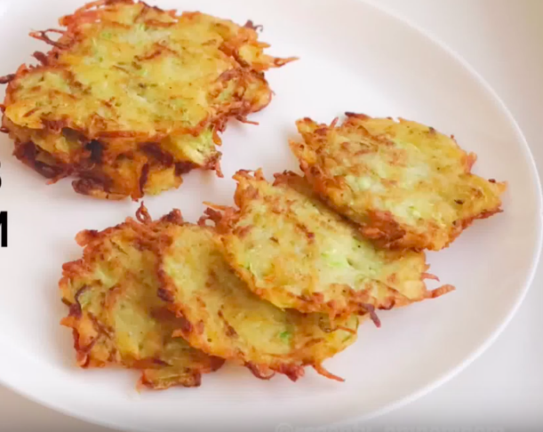 Картофельно кабачковые оладьи. Драники из кабачка простой рецепт. Baklacan mucveri. Драники с кабачков и картофеля. Оладьи из цукини.