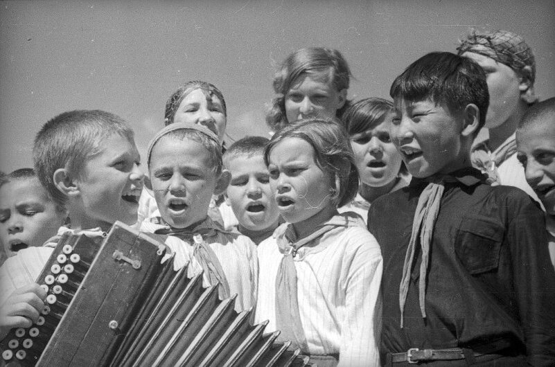 Георгий Липскеров "В пионерском лагере". Дата съемки: 1938 год