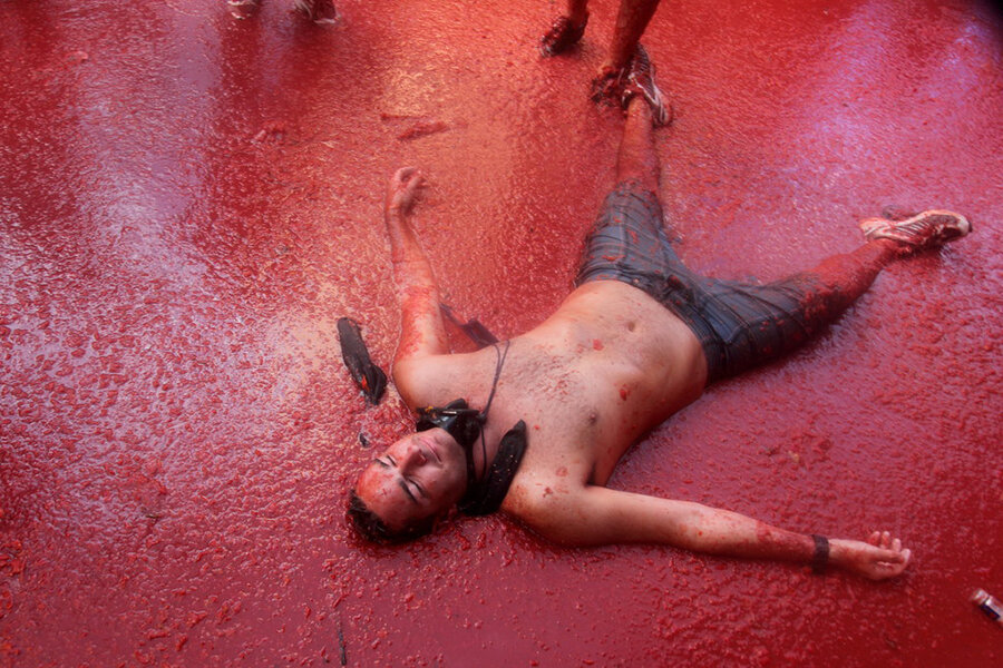 Десятки тысяч участников приезжают из разных стран для участия в битве, «оружием» в которой служат помидоры.