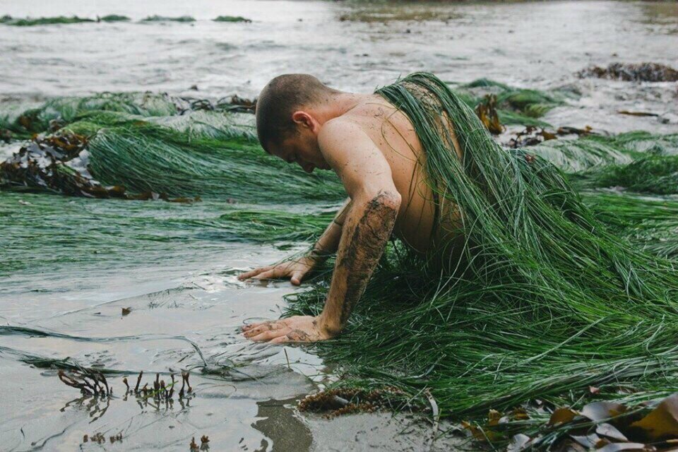 Быть сильным в море тоски.