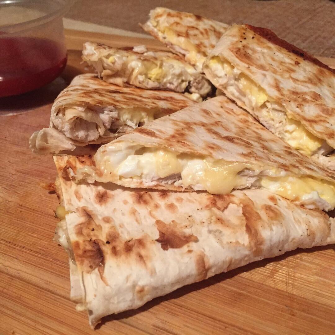 Удобно есть в виде треугольников  .