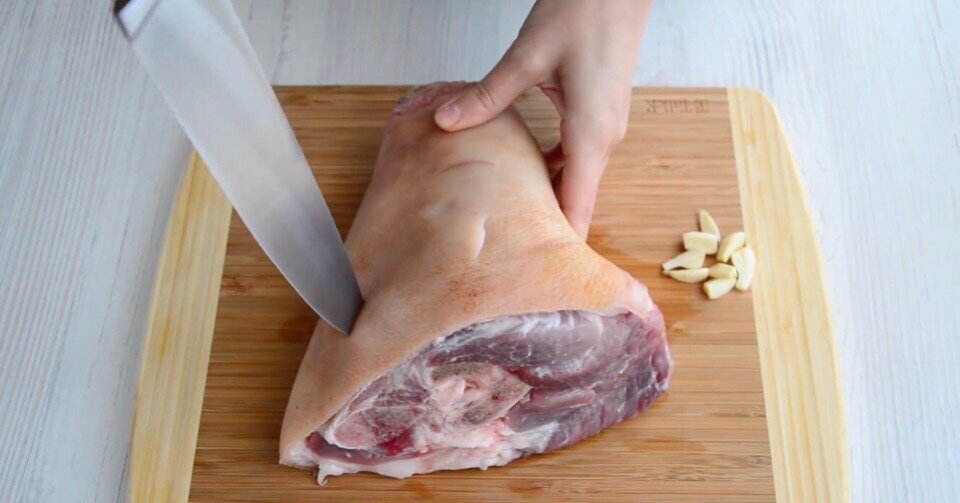 Чеснок лучше порезать узкими длинными дольками