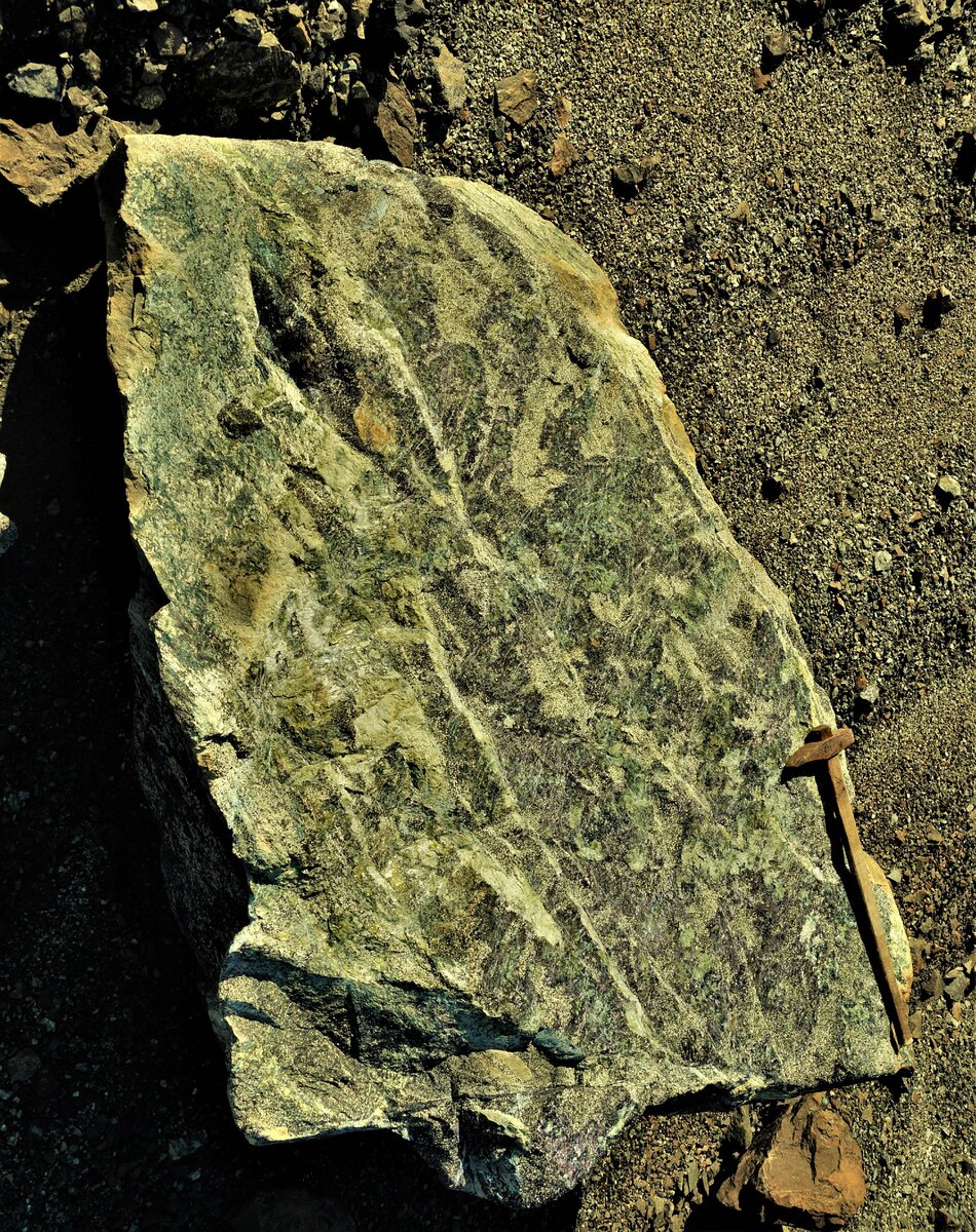 Дуниты являются достаточно распространенной породой на Урале. Их всегда можно найти на месторождениях платины, которые составляют знаменитый «Платиноносный пояс Урала».-7